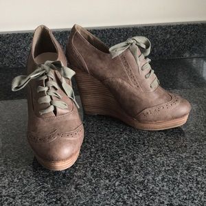 Wedge lace up shoe